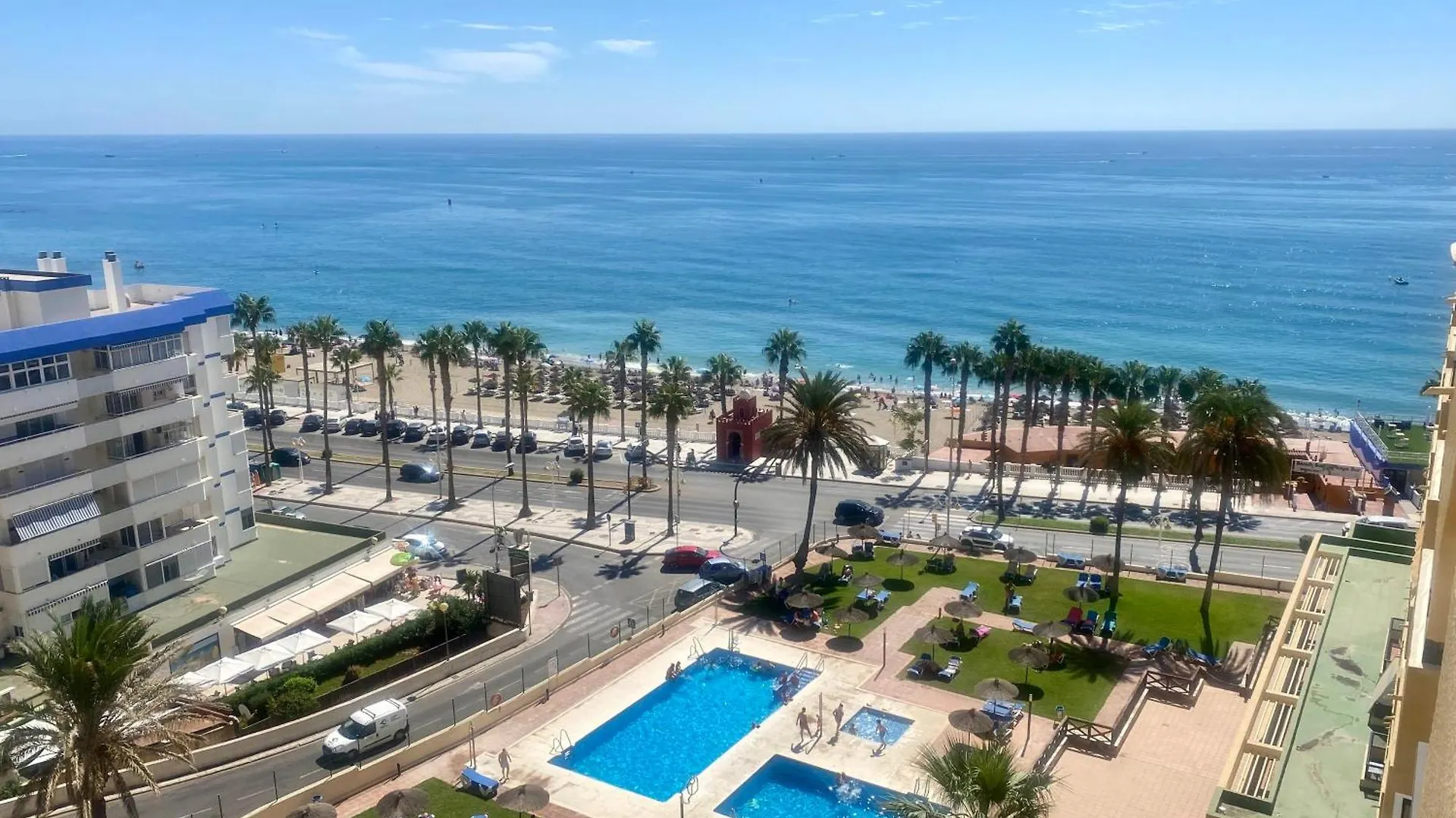 Apartamento moderno en primera línea de playa. Benalmádena
