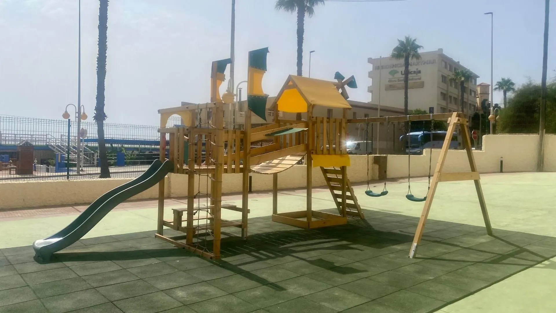 Apartamento moderno en primera línea de playa. Benalmádena